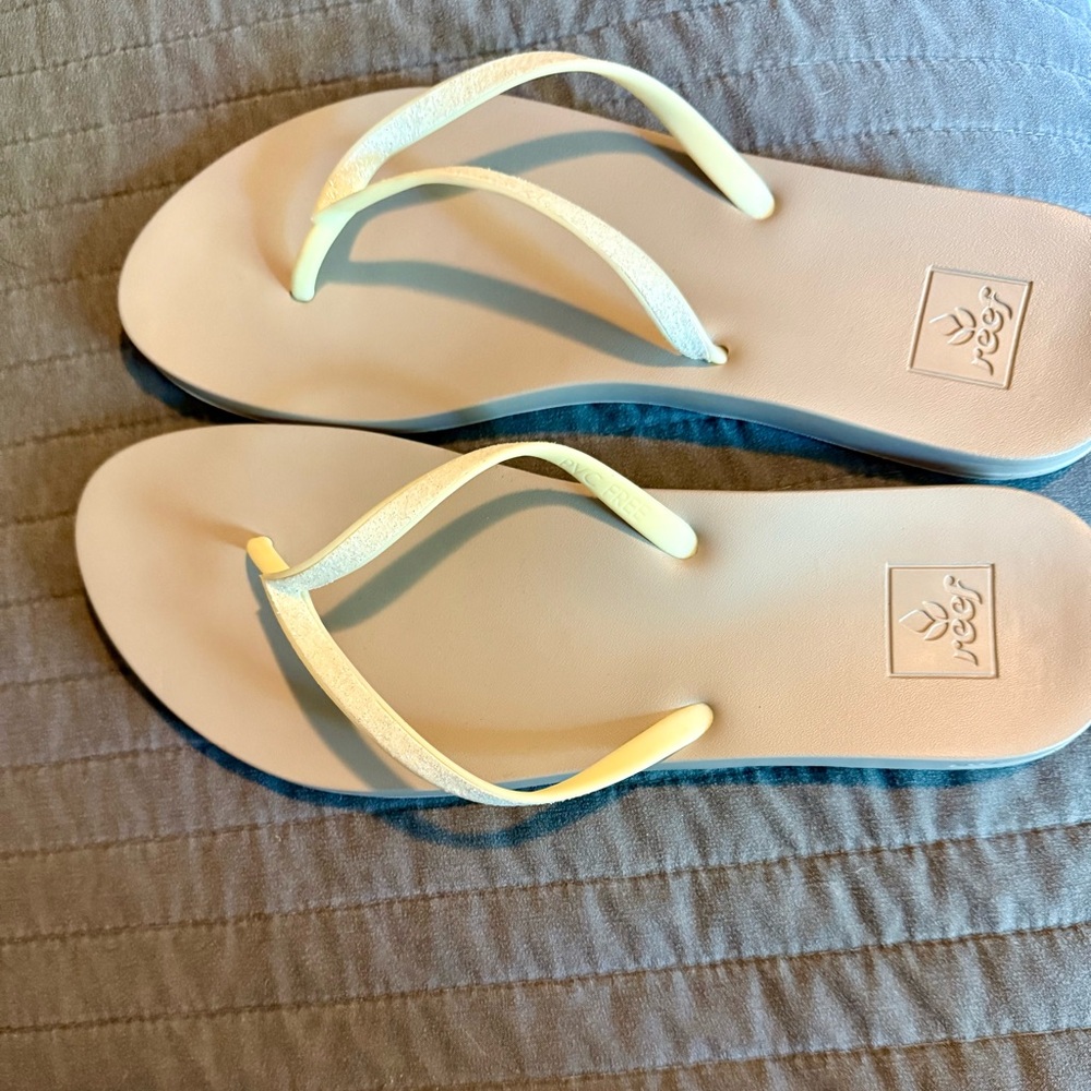Reef Cream and gray flip flops. Excellent used condition size 10